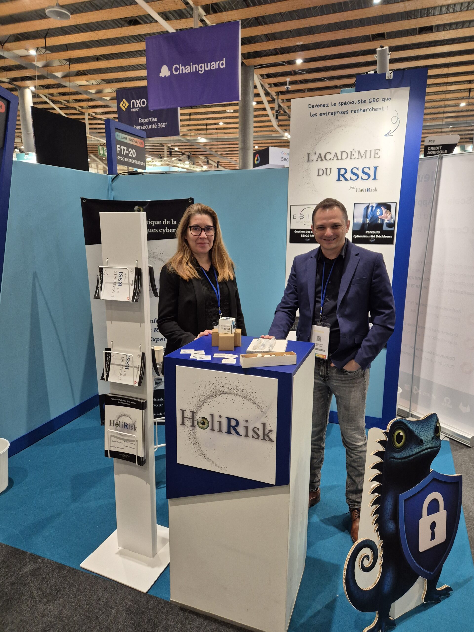 Anthony du Plantier et Aude, sur le stand de l'Académie du RSSI