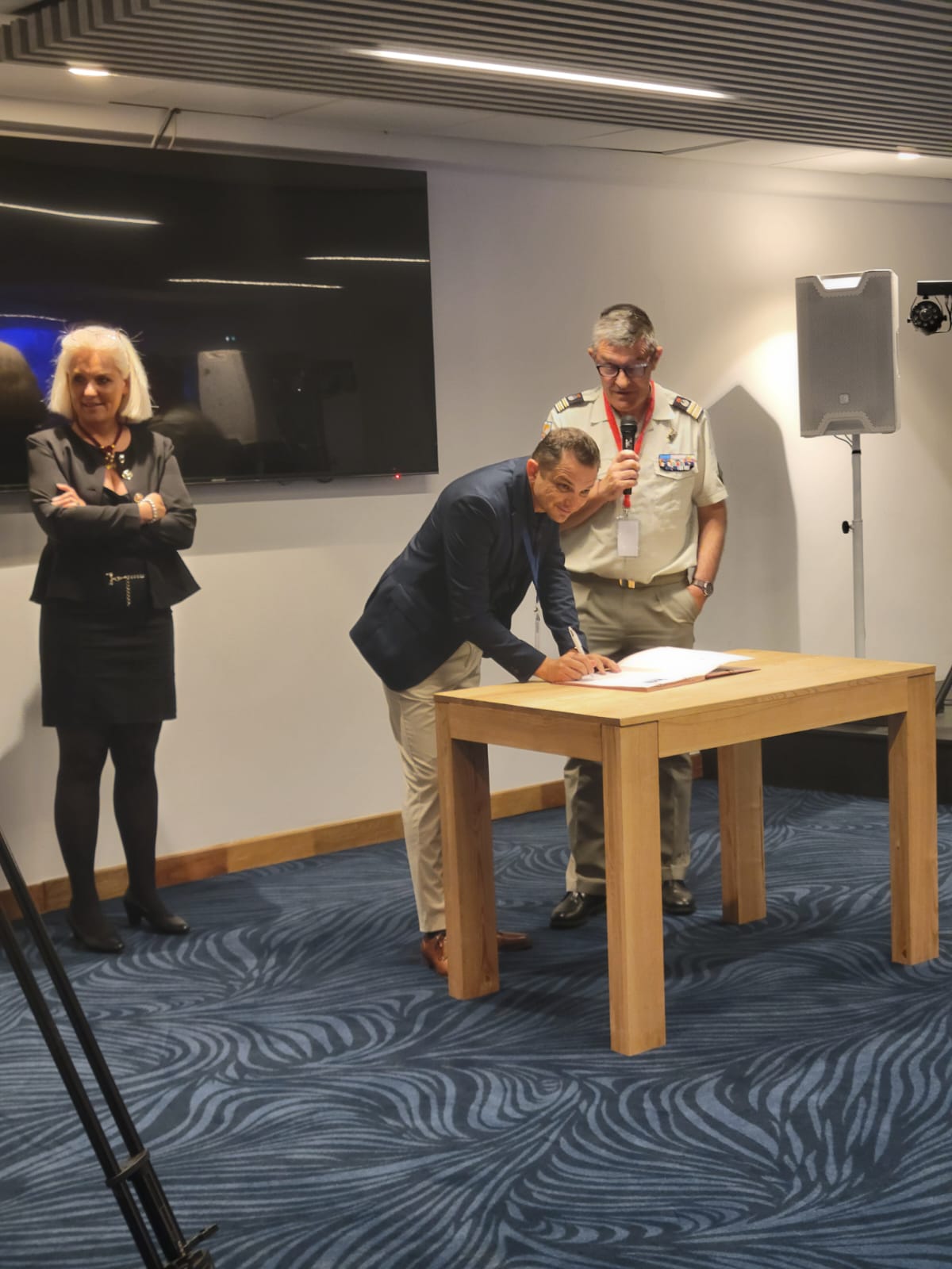 Anthony du Plantier signe le manifeste ProMilès pour HoliRisk, en présence du lieutenant-colonel Fabrice Savy, lors de la soirée de gala du Salon S3C 2025.