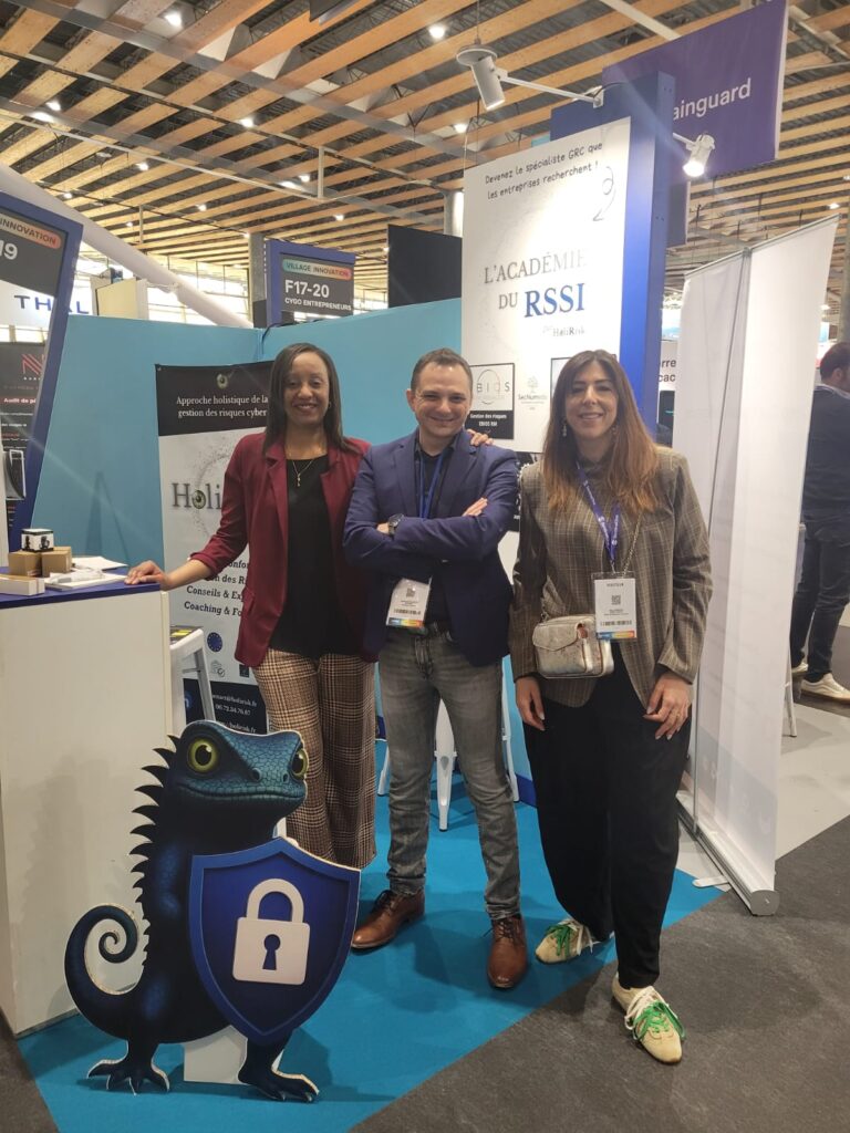 Officialisation du partenariat de certification EBIOS RM sur le stand HoliRisk au Forum InCyber 2026.