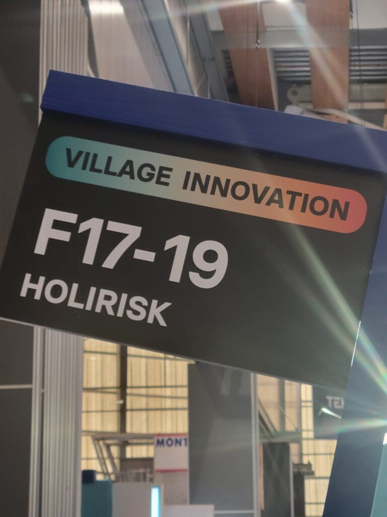 Signalétique du stand F17-19 d'HoliRisk au Village Innovation du Forum InCyber 2026.