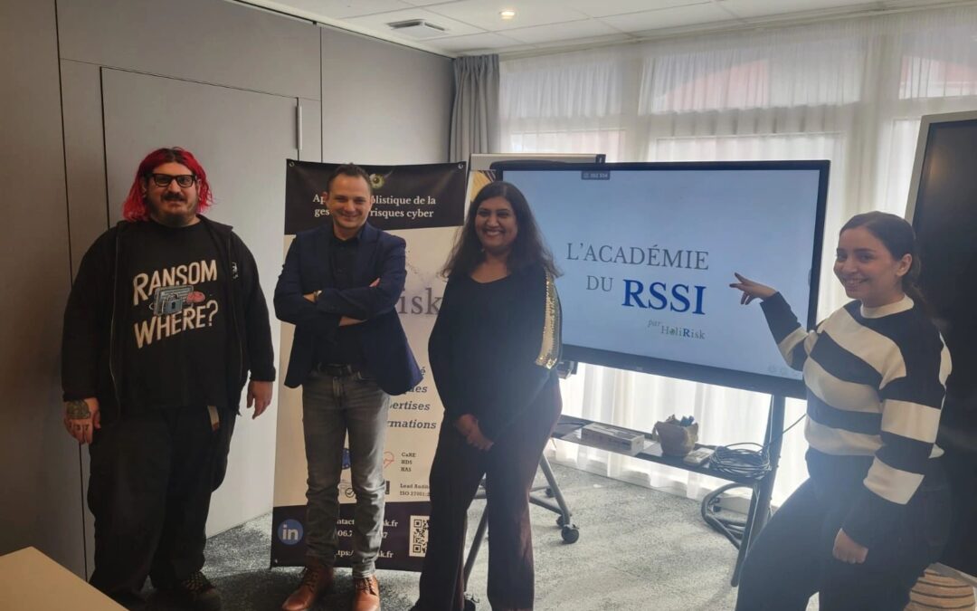 Première promotion du Parcours Gouvernance SSI devant l'écran de l'Académie du RSSI par HoliRisk